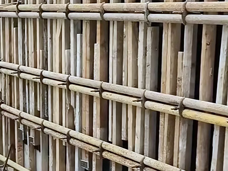 Colunas de pórtico de grande seção e blocos de estacas geralmente utilizam tirantes de fôrma para melhorar a integridade dos estribos das colunas e evitar o abaulamento da fôrma.